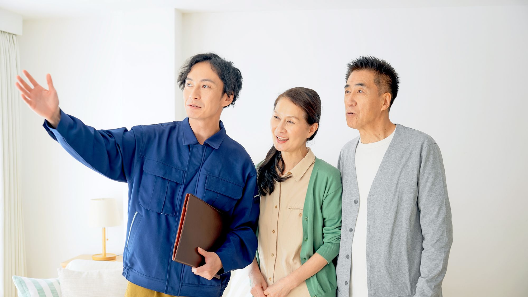 内見で室内と周辺環境を確認するイメージ